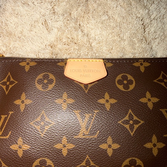 Louis Vuitton Multi Pochette Accessories - Picture 4 of 8